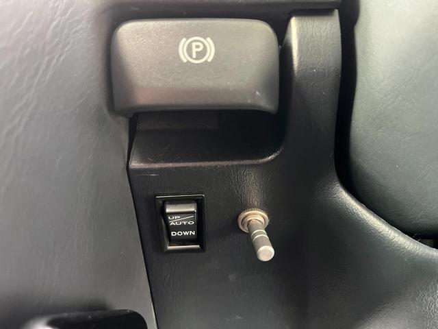 クラウン ロイヤルサルーンＧ　ＥＴＣ　オートクルーズコントロール　アルミホイール　オートライト　サンルーフ　ＡＴ　キーレスエントリー　パワーシート　カセット　衝突安全ボディ　ＡＢＳ　ＥＳＣ　エアコン　パワーステアリング（34枚目）