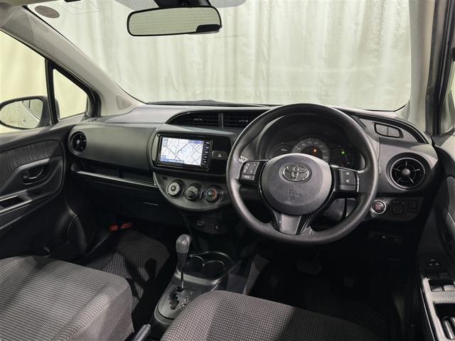 運転席まわりです。　各操作スイッチは使いやすい位置に配置されてます。