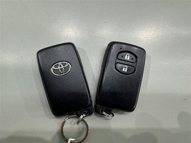 鍵がポケットの中でもドア開閉・エンジンスタートが可能な便利なスマートキーです！