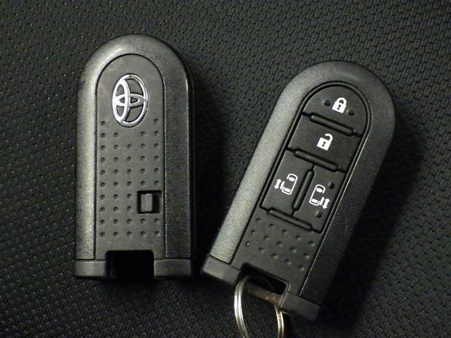 鍵がポケットの中でもドア開閉・エンジンスタートが可能な便利なスマートキーです！