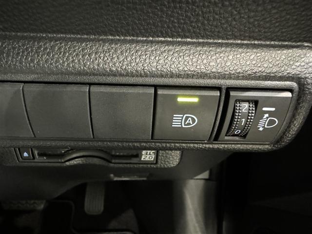 オートマチックハイビームとは、先行車や対向車のライトを認識し、ハイビームとロービームを自動で切り替える機能です。夜道の視界を確保します。詳細は販売店スタッフまでおたずねください。