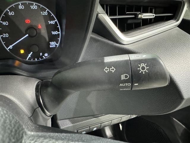 トンネルなど、周囲の明るさの変化でランプ類を自動オン・オフするコンライトです（消し忘れ防止機能付）