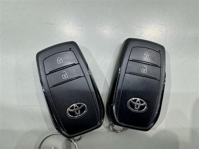 スマートキーをポケットやバッグに携帯していれば、キーを取り出すことなくドアハンドルを握り解錠、ドアハンドルのセンサーに触れるだけで施錠できます。