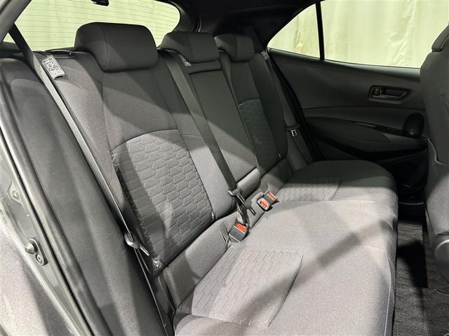 居心地の良い後席空間が乗員に深いくつろぎをもたらします。