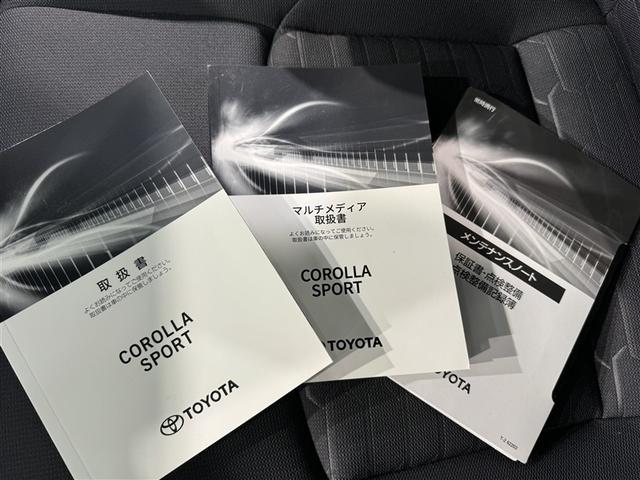 メンテナンスノート、取扱説明書です。　その車の整備記録が事細やかに記録されています。　車が生まれてから今までどのような道を歩んできたのか判るとても重要な物ですよ。