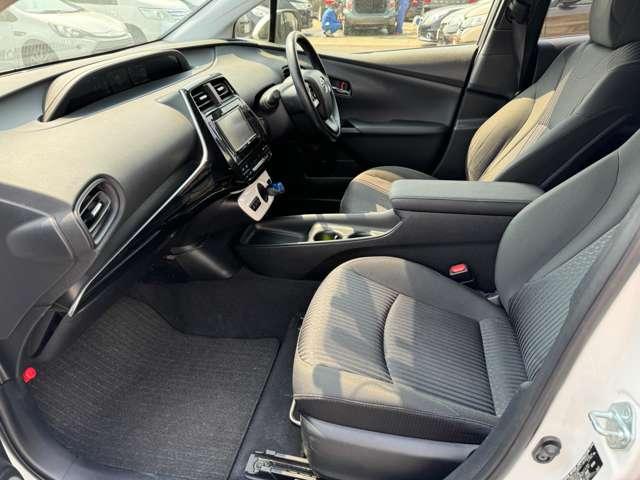 プリウス Ｓ　自社ローン　ナビ　ＴＶ　ドライブレコーダー　ＥＴＣ　キーレス　スマートキー　バックカメラ　ＣＤ　純正アルミホイール（9枚目）