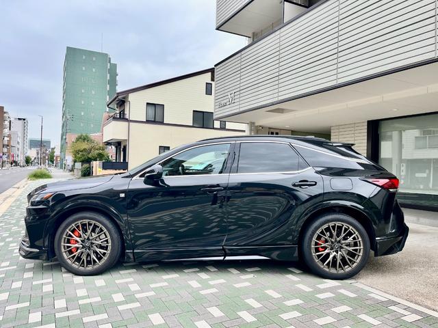 ＲＸ ＲＸ３５０　Ｆスポーツ　ワンオーナー／禁煙車両／パノラマサンルーフ／ＴＲＤフルエアロ／ＴＲＤ２１インチＡＷ／オレンジキャリパー／デジタルインナーミラー／パノラミックビュー／デジタルインナーミラー／ＨＵＤ／後席電動シート（7枚目）