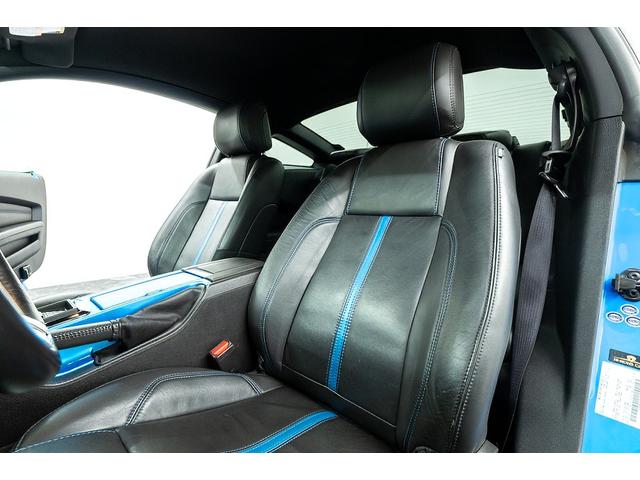 マスタング Ｖ８　ＧＴアピアランスパッケージ　正規ディーラー車　限定２０台特別仕様車　専用デザイン１９インチＡＷ　ＨＩＤヘッドライト　リアスポイラー　ブルーライン×ブラック専用レザーシート　シートヒーター　ミラーバックカメラ　キーレスキー（6枚目）