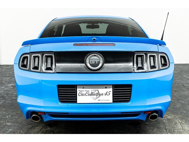 マスタング Ｖ８　ＧＴアピアランスパッケージ　正規ディーラー車　限定２０台特別仕様車　専用デザイン１９インチＡＷ　ＨＩＤヘッドライト　リアスポイラー　ブルーライン×ブラック専用レザーシート　シートヒーター　ミラーバックカメラ　キーレスキー（9枚目）