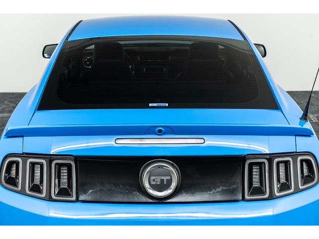 マスタング Ｖ８　ＧＴアピアランスパッケージ　正規ディーラー車　限定２０台特別仕様車　専用デザイン１９インチＡＷ　ＨＩＤヘッドライト　リアスポイラー　ブルーライン×ブラック専用レザーシート　シートヒーター　ミラーバックカメラ　キーレスキー（23枚目）