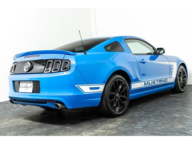 マスタング Ｖ８　ＧＴアピアランスパッケージ　正規ディーラー車　限定２０台特別仕様車　専用デザイン１９インチＡＷ　ＨＩＤヘッドライト　リアスポイラー　ブルーライン×ブラック専用レザーシート　シートヒーター　ミラーバックカメラ　キーレスキー（24枚目）