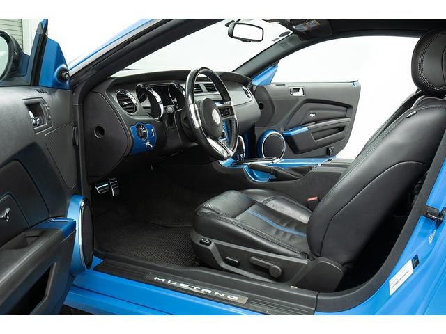 マスタング Ｖ８　ＧＴアピアランスパッケージ　正規ディーラー車　限定２０台特別仕様車　専用デザイン１９インチＡＷ　ＨＩＤヘッドライト　リアスポイラー　ブルーライン×ブラック専用レザーシート　シートヒーター　ミラーバックカメラ　キーレスキー（35枚目）