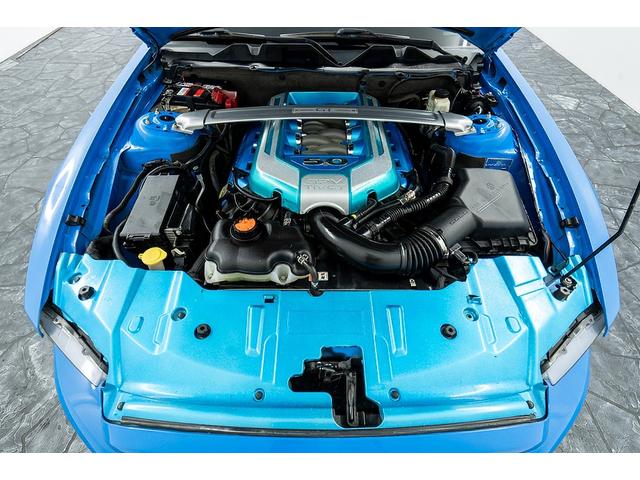 マスタング Ｖ８　ＧＴアピアランスパッケージ　正規ディーラー車　限定２０台特別仕様車　専用デザイン１９インチＡＷ　ＨＩＤヘッドライト　リアスポイラー　ブルーライン×ブラック専用レザーシート　シートヒーター　ミラーバックカメラ　キーレスキー（65枚目）