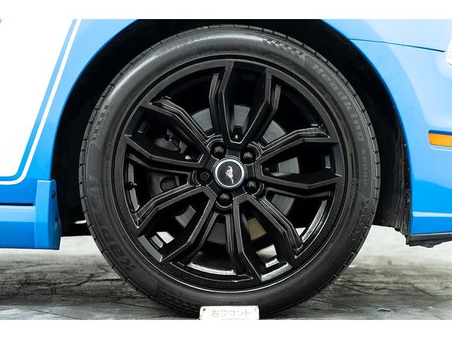 マスタング Ｖ８　ＧＴアピアランスパッケージ　正規ディーラー車　限定２０台特別仕様車　専用デザイン１９インチＡＷ　ＨＩＤヘッドライト　リアスポイラー　ブルーライン×ブラック専用レザーシート　シートヒーター　ミラーバックカメラ　キーレスキー（68枚目）