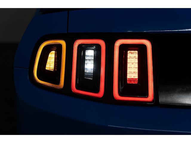 マスタング Ｖ８　ＧＴアピアランスパッケージ　正規ディーラー車　限定２０台特別仕様車　専用デザイン１９インチＡＷ　ＨＩＤヘッドライト　リアスポイラー　ブルーライン×ブラック専用レザーシート　シートヒーター　ミラーバックカメラ　キーレスキー（79枚目）