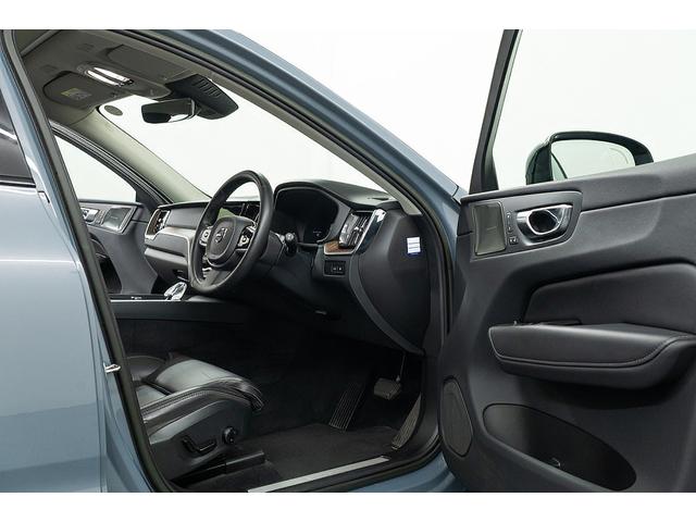 ＸＣ６０ リチャージアルティメトＴ６ＡＷＤプラグインハイブリド　正規Ｄ車　アクティブエアサス装着車　純正２１インチＡＷ　パノラマガラスサンルーフ　リニアライムウッドパネル＆メモリ機能ブラックレザーシート／ヒーター／クーラー　ハーマンカードンサウンド　３６０°カメラ（35枚目）
