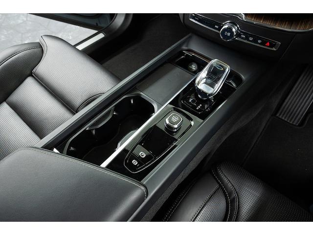 ＸＣ６０ リチャージアルティメトＴ６ＡＷＤプラグインハイブリド　正規Ｄ車　アクティブエアサス装着車　純正２１インチＡＷ　パノラマガラスサンルーフ　リニアライムウッドパネル＆メモリ機能ブラックレザーシート／ヒーター／クーラー　ハーマンカードンサウンド　３６０°カメラ（67枚目）