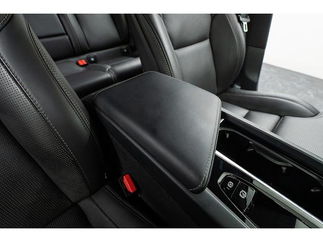 ＸＣ６０ リチャージアルティメトＴ６ＡＷＤプラグインハイブリド　正規Ｄ車　アクティブエアサス装着車　純正２１インチＡＷ　パノラマガラスサンルーフ　リニアライムウッドパネル＆メモリ機能ブラックレザーシート／ヒーター／クーラー　ハーマンカードンサウンド　３６０°カメラ（68枚目）