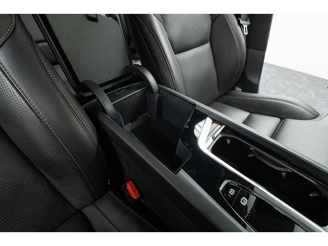 ＸＣ６０ リチャージアルティメトＴ６ＡＷＤプラグインハイブリド　正規Ｄ車　アクティブエアサス装着車　純正２１インチＡＷ　パノラマガラスサンルーフ　リニアライムウッドパネル＆メモリ機能ブラックレザーシート／ヒーター／クーラー　ハーマンカードンサウンド　３６０°カメラ（69枚目）
