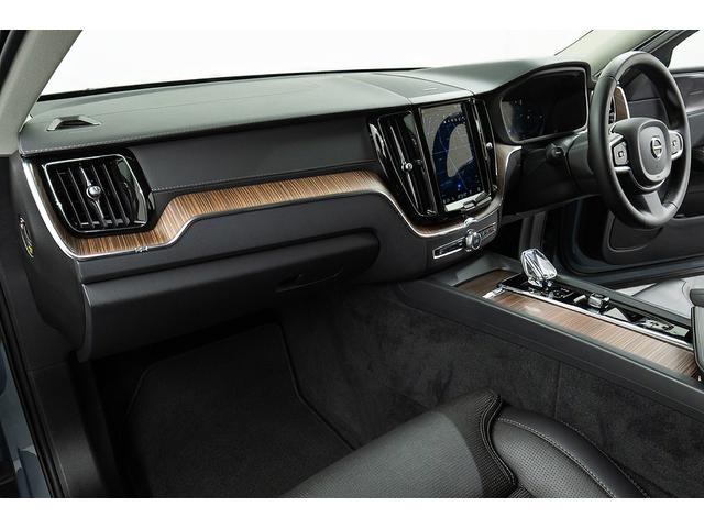 ＸＣ６０ リチャージアルティメトＴ６ＡＷＤプラグインハイブリド　正規Ｄ車　アクティブエアサス装着車　純正２１インチＡＷ　パノラマガラスサンルーフ　リニアライムウッドパネル＆メモリ機能ブラックレザーシート／ヒーター／クーラー　ハーマンカードンサウンド　３６０°カメラ（70枚目）
