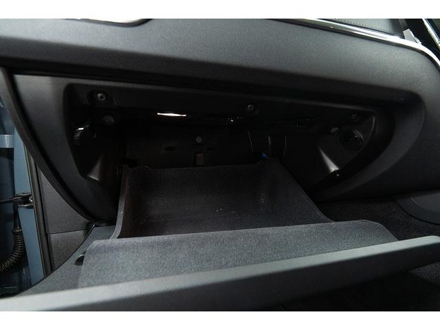 ＸＣ６０ リチャージアルティメトＴ６ＡＷＤプラグインハイブリド　正規Ｄ車　アクティブエアサス装着車　純正２１インチＡＷ　パノラマガラスサンルーフ　リニアライムウッドパネル＆メモリ機能ブラックレザーシート／ヒーター／クーラー　ハーマンカードンサウンド　３６０°カメラ（71枚目）