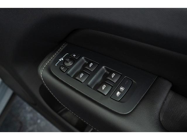 ＸＣ６０ リチャージアルティメトＴ６ＡＷＤプラグインハイブリド　正規Ｄ車　アクティブエアサス装着車　純正２１インチＡＷ　パノラマガラスサンルーフ　リニアライムウッドパネル＆メモリ機能ブラックレザーシート／ヒーター／クーラー　ハーマンカードンサウンド　３６０°カメラ（73枚目）
