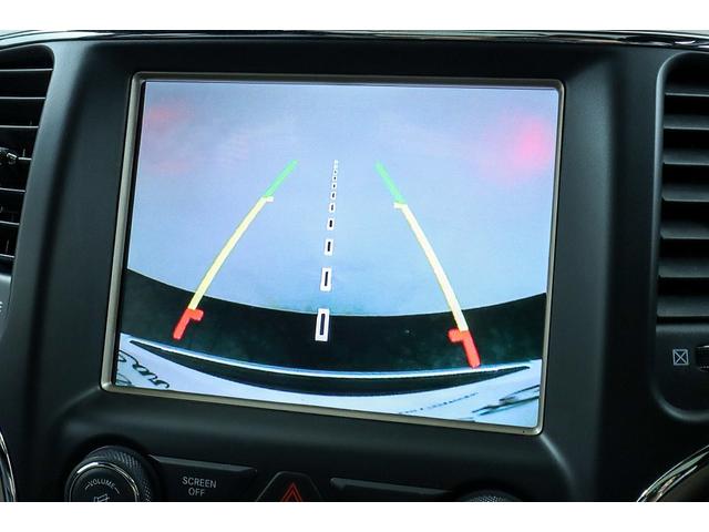 ジープ・グランドチェロキー リミテッド　正規ディーラー車　パノラマガラスルーフ　レグザーニ２２インチＡＷ　ＨＩＤヘッドライト　エアサス　ブラックレザーシート／ヒーター／クーラー　社外リアエンター　パワーテールゲート　Ｆ／Ｂカメラ　クルコン（10枚目）