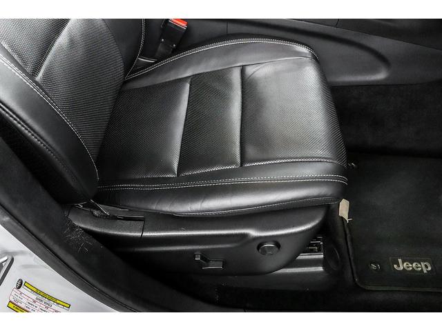 ジープ・グランドチェロキー リミテッド　正規ディーラー車　パノラマガラスルーフ　レグザーニ２２インチＡＷ　ＨＩＤヘッドライト　エアサス　ブラックレザーシート／ヒーター／クーラー　社外リアエンター　パワーテールゲート　Ｆ／Ｂカメラ　クルコン（38枚目）