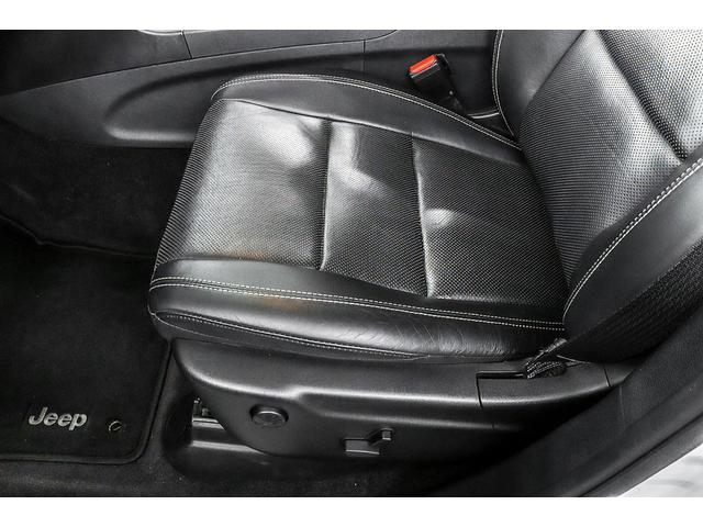 ジープ・グランドチェロキー リミテッド　正規ディーラー車　パノラマガラスルーフ　レグザーニ２２インチＡＷ　ＨＩＤヘッドライト　エアサス　ブラックレザーシート／ヒーター／クーラー　社外リアエンター　パワーテールゲート　Ｆ／Ｂカメラ　クルコン（43枚目）