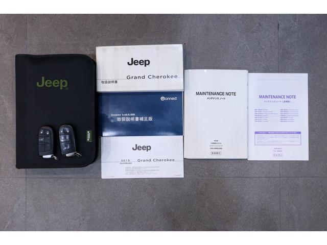 ジープ・グランドチェロキー リミテッド　正規ディーラー車　パノラマガラスルーフ　レグザーニ２２インチＡＷ　ＨＩＤヘッドライト　エアサス　ブラックレザーシート／ヒーター／クーラー　社外リアエンター　パワーテールゲート　Ｆ／Ｂカメラ　クルコン（80枚目）