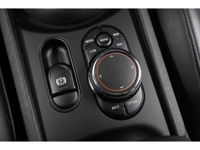 MINI クーパーS クラブマン 正規D車 ドライビングモード コンフォートアクセス スルーローディングシステム 純正17インチAW LEDヘッド 電格ミラー ブラック革調カバー カープレイ バックカメラ/クリアランスソナー ACC(70枚目)