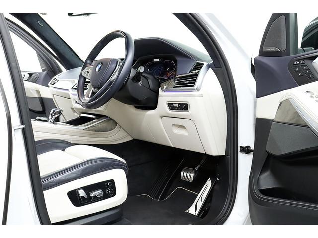 X7 xDrive 35d デザインピュアエクセレンス 正規D車 ウェルネスPKG ドライビングアシストプロ 純正22インチAW スカイラウンジパノラマサンルーフ リアエンターテイメントシステム 全席シートヒーター 保冷・保温カップホルダー 360°カメラ(30枚目)
