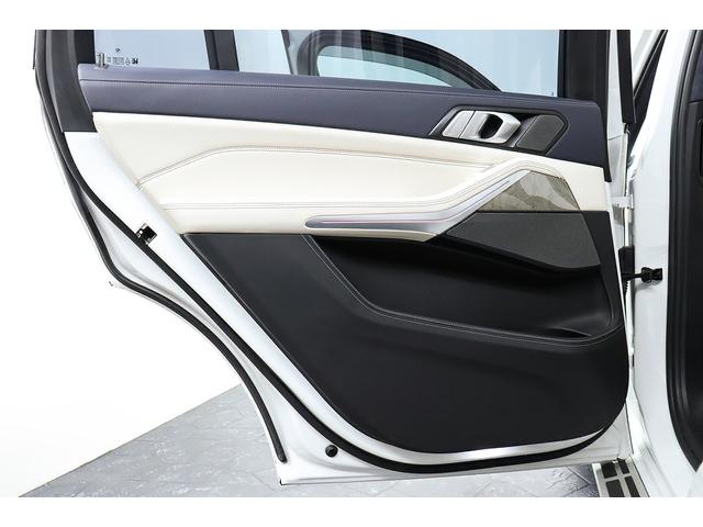 X7 xDrive 35d デザインピュアエクセレンス 正規D車 ウェルネスPKG ドライビングアシストプロ 純正22インチAW スカイラウンジパノラマサンルーフ リアエンターテイメントシステム 全席シートヒーター 保冷・保温カップホルダー 360°カメラ(42枚目)