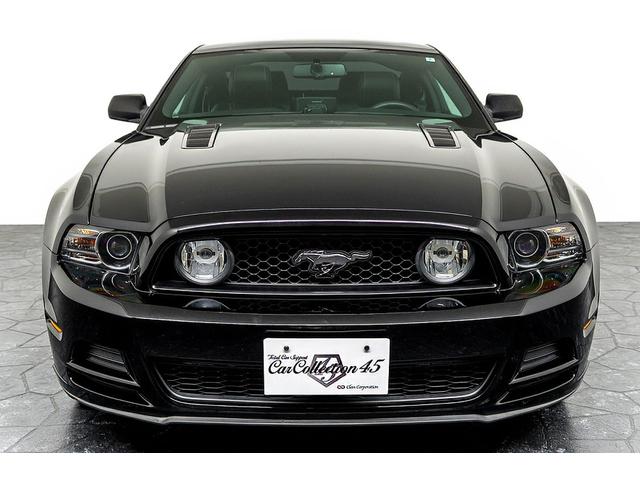 マスタング Ｖ８　ＧＴクーペ　ザ　ブラック　正規Ｄ車　１オーナー　記録簿有　４０台限定車　グラスルーフ　専用１９インチＡＷ　ブラックレザーシート／ヒーター　カロッツェリアナビ／フルセグＴＶ　Ｂｌｕｅｔｏｏｔｈ　ルームミラー内蔵Ｂカメラ　クルコン（6枚目）