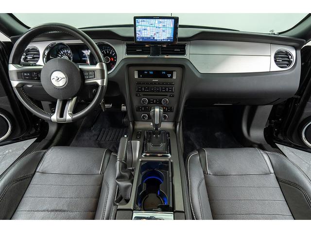 マスタング Ｖ８　ＧＴクーペ　ザ　ブラック　正規Ｄ車　１オーナー　記録簿有　４０台限定車　グラスルーフ　専用１９インチＡＷ　ブラックレザーシート／ヒーター　カロッツェリアナビ／フルセグＴＶ　Ｂｌｕｅｔｏｏｔｈ　ルームミラー内蔵Ｂカメラ　クルコン（8枚目）