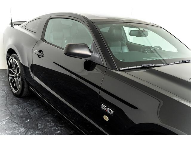 マスタング Ｖ８　ＧＴクーペ　ザ　ブラック　正規Ｄ車　１オーナー　記録簿有　４０台限定車　グラスルーフ　専用１９インチＡＷ　ブラックレザーシート／ヒーター　カロッツェリアナビ／フルセグＴＶ　Ｂｌｕｅｔｏｏｔｈ　ルームミラー内蔵Ｂカメラ　クルコン（18枚目）