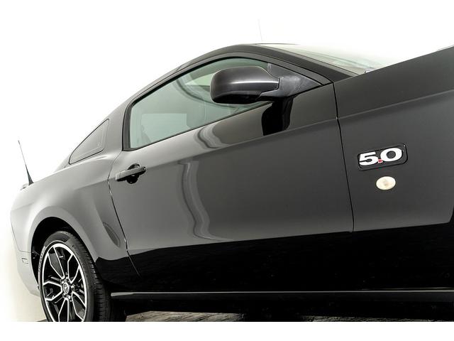 マスタング Ｖ８　ＧＴクーペ　ザ　ブラック　正規Ｄ車　１オーナー　記録簿有　４０台限定車　グラスルーフ　専用１９インチＡＷ　ブラックレザーシート／ヒーター　カロッツェリアナビ／フルセグＴＶ　Ｂｌｕｅｔｏｏｔｈ　ルームミラー内蔵Ｂカメラ　クルコン（19枚目）