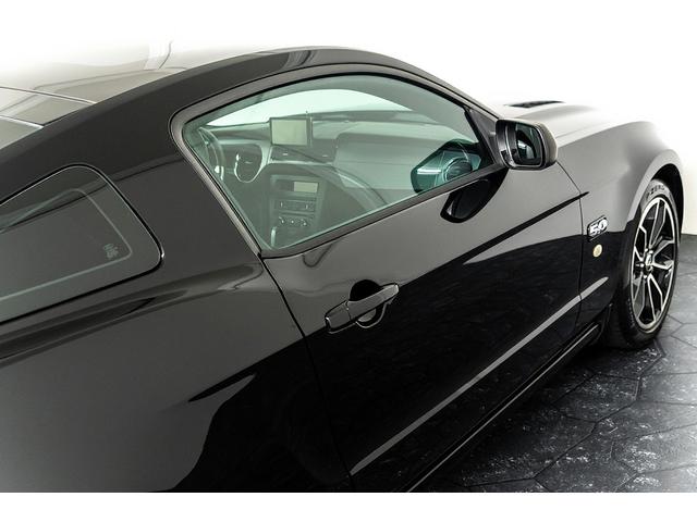 マスタング Ｖ８　ＧＴクーペ　ザ　ブラック　正規Ｄ車　１オーナー　記録簿有　４０台限定車　グラスルーフ　専用１９インチＡＷ　ブラックレザーシート／ヒーター　カロッツェリアナビ／フルセグＴＶ　Ｂｌｕｅｔｏｏｔｈ　ルームミラー内蔵Ｂカメラ　クルコン（28枚目）