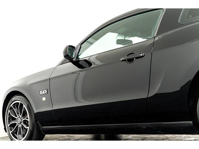 マスタング Ｖ８　ＧＴクーペ　ザ　ブラック　正規Ｄ車　１オーナー　記録簿有　４０台限定車　グラスルーフ　専用１９インチＡＷ　ブラックレザーシート／ヒーター　カロッツェリアナビ／フルセグＴＶ　Ｂｌｕｅｔｏｏｔｈ　ルームミラー内蔵Ｂカメラ　クルコン（33枚目）