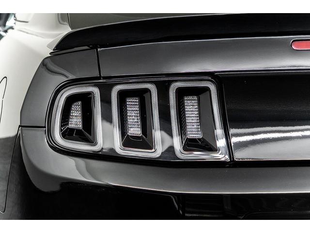 マスタング Ｖ８　ＧＴクーペ　ザ　ブラック　正規Ｄ車　１オーナー　記録簿有　４０台限定車　グラスルーフ　専用１９インチＡＷ　ブラックレザーシート／ヒーター　カロッツェリアナビ／フルセグＴＶ　Ｂｌｕｅｔｏｏｔｈ　ルームミラー内蔵Ｂカメラ　クルコン（35枚目）