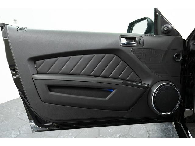 マスタング Ｖ８　ＧＴクーペ　ザ　ブラック　正規Ｄ車　１オーナー　記録簿有　４０台限定車　グラスルーフ　専用１９インチＡＷ　ブラックレザーシート／ヒーター　カロッツェリアナビ／フルセグＴＶ　Ｂｌｕｅｔｏｏｔｈ　ルームミラー内蔵Ｂカメラ　クルコン（39枚目）