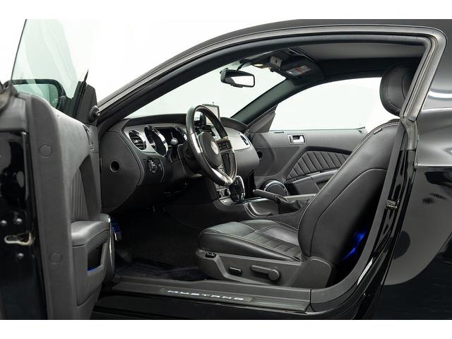 マスタング Ｖ８　ＧＴクーペ　ザ　ブラック　正規Ｄ車　１オーナー　記録簿有　４０台限定車　グラスルーフ　専用１９インチＡＷ　ブラックレザーシート／ヒーター　カロッツェリアナビ／フルセグＴＶ　Ｂｌｕｅｔｏｏｔｈ　ルームミラー内蔵Ｂカメラ　クルコン（40枚目）