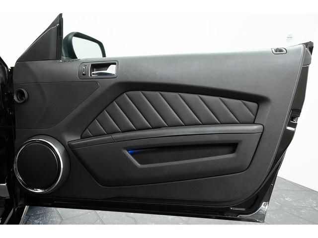 マスタング Ｖ８　ＧＴクーペ　ザ　ブラック　正規Ｄ車　１オーナー　記録簿有　４０台限定車　グラスルーフ　専用１９インチＡＷ　ブラックレザーシート／ヒーター　カロッツェリアナビ／フルセグＴＶ　Ｂｌｕｅｔｏｏｔｈ　ルームミラー内蔵Ｂカメラ　クルコン（43枚目）