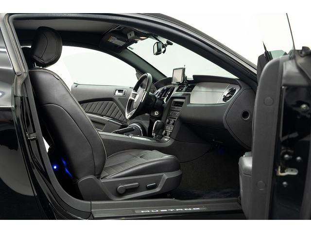 マスタング Ｖ８　ＧＴクーペ　ザ　ブラック　正規Ｄ車　１オーナー　記録簿有　４０台限定車　グラスルーフ　専用１９インチＡＷ　ブラックレザーシート／ヒーター　カロッツェリアナビ／フルセグＴＶ　Ｂｌｕｅｔｏｏｔｈ　ルームミラー内蔵Ｂカメラ　クルコン（44枚目）