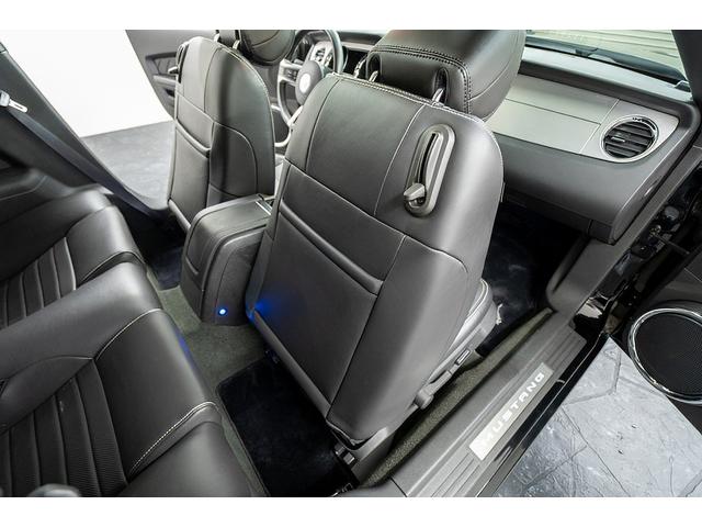 マスタング Ｖ８　ＧＴクーペ　ザ　ブラック　正規Ｄ車　１オーナー　記録簿有　４０台限定車　グラスルーフ　専用１９インチＡＷ　ブラックレザーシート／ヒーター　カロッツェリアナビ／フルセグＴＶ　Ｂｌｕｅｔｏｏｔｈ　ルームミラー内蔵Ｂカメラ　クルコン（53枚目）