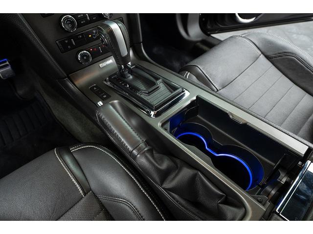 マスタング Ｖ８　ＧＴクーペ　ザ　ブラック　正規Ｄ車　１オーナー　記録簿有　４０台限定車　グラスルーフ　専用１９インチＡＷ　ブラックレザーシート／ヒーター　カロッツェリアナビ／フルセグＴＶ　Ｂｌｕｅｔｏｏｔｈ　ルームミラー内蔵Ｂカメラ　クルコン（63枚目）