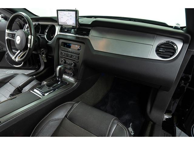 マスタング Ｖ８　ＧＴクーペ　ザ　ブラック　正規Ｄ車　１オーナー　記録簿有　４０台限定車　グラスルーフ　専用１９インチＡＷ　ブラックレザーシート／ヒーター　カロッツェリアナビ／フルセグＴＶ　Ｂｌｕｅｔｏｏｔｈ　ルームミラー内蔵Ｂカメラ　クルコン（68枚目）