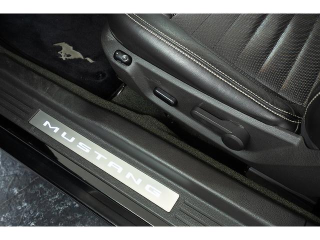 マスタング Ｖ８　ＧＴクーペ　ザ　ブラック　正規Ｄ車　１オーナー　記録簿有　４０台限定車　グラスルーフ　専用１９インチＡＷ　ブラックレザーシート／ヒーター　カロッツェリアナビ／フルセグＴＶ　Ｂｌｕｅｔｏｏｔｈ　ルームミラー内蔵Ｂカメラ　クルコン（71枚目）