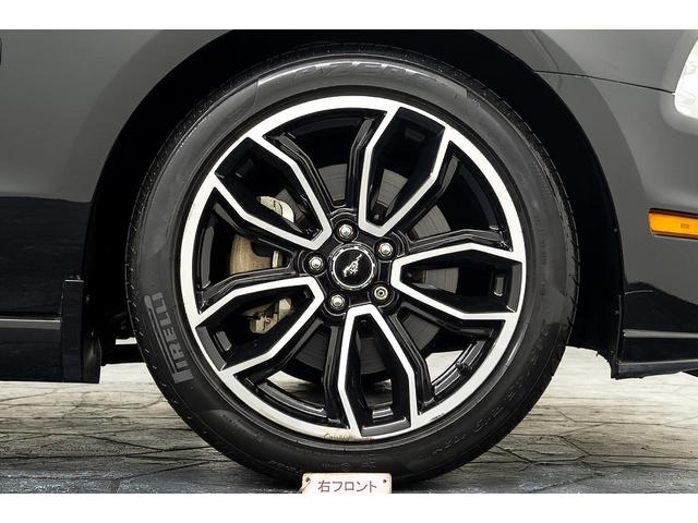 マスタング Ｖ８　ＧＴクーペ　ザ　ブラック　正規Ｄ車　１オーナー　記録簿有　４０台限定車　グラスルーフ　専用１９インチＡＷ　ブラックレザーシート／ヒーター　カロッツェリアナビ／フルセグＴＶ　Ｂｌｕｅｔｏｏｔｈ　ルームミラー内蔵Ｂカメラ　クルコン（75枚目）