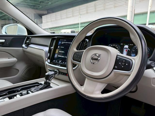 V60 T5 モメンタム ホワイトレザー/パイロットアシスト/シートヒーター/パワーバックドア/LEDヘッドライト/レーダーセーフティ/パーキングアシスト/パワーメモリシート/パワーバックドア/禁煙車(5枚目)